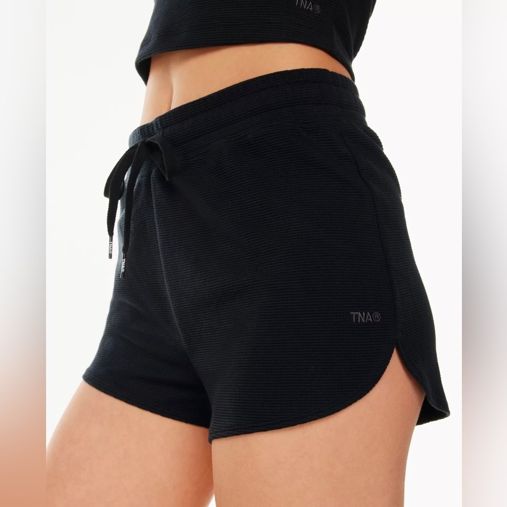 Tna Aritzia Wafflex Drawcord 2” Short
High waisted waffle-knit shorts